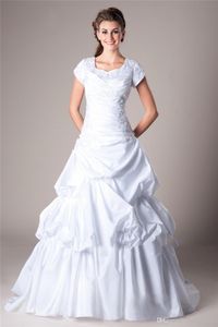 Vintage White Ball Gown Taffeta Modest Bröllopsklänningar Cap Sleeves Queen Anne Neck Pick Ups Castle Bride's Lace Up Ceremoney Dresses