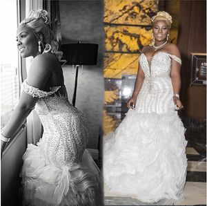 Afryki Luksusowe Kryształy Koronki Suknie Ślubne Mermaid Ruffles Spódnica Sweep Pociąg 2021 Sexy Off Ramię Plus Size Wedding Gown Sparkle Cekiny