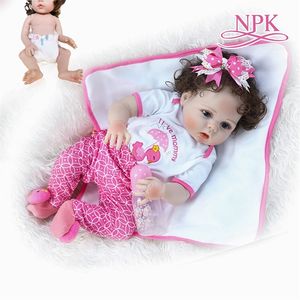 56CM neue Ganzkörper-Slicone-weiche echte Touch-Reborn-Baby-Mädchen-Bebe-Puppe wiedergeborenes Badespielzeug Hand verwurzeltes lockiges Faserhaar Anatomisch LJ201031