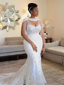 Eleganta afrikanska vita band sjöjungfru bröllopsklänningar applikationer Lace Beaded Crystals Cape Sleeve Long Tassel Bridal Gowns Plus Size Vestidos