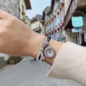 Luxuriöse Edelstahl-Armbanduhr mit geometrischer Schleife, Damen-Strass-Quarzuhr, Dame, voller Diamant-Bogenarmband, schwarze Lederuhr
