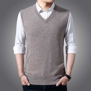 Klassisk stil 8 färger Mäns V-Neck Vest Sweater Business Fashion Casual Solid Color Ärmlös Pullover Vest Tops Man Brand 211221