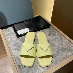 Ciabatta triangolare di design di lusso Ciabatte in pelle spazzolata fondo piatto Pantofole da donna a testa quadrata eleganti e casual da esterno con scatola