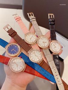 Saatı Kadın Tasarımcı Saatler 33mm Kuvars Hareketi Lady Elmas İzle Moda Yuvarlak Deri Kayış Casual Watches11