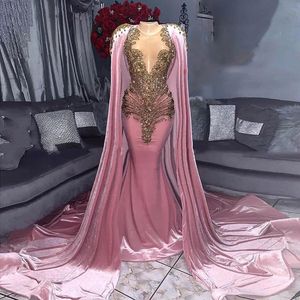 Pink Velvet aftonklänning med Cape Gold Beading Crystal Mermaid Prom Dress Arabic Formal Party Dress Vestidos