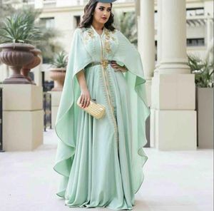 2021 Mint Green Kaftan Prom Dresses Cape Długi rękaw Z Złotym Haftem Koronki Aplikacje Plus Size Muzułmańskie Dubai Formalne Suknie Wieczorowe