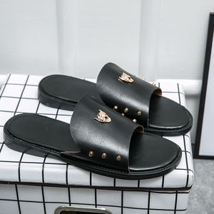 Wysokiej jakości kapcie męskie ACE Designer Slajdes Metal Button Vintage Płaskie skórzane buty plażowe Czarne sandały luksusowe markę Flip Flop Slajd Large Size 38-48