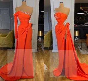 Ny designer Enkla eleganta orangea axelbandslösa aftonklänningar Plus Size Sweep Train Formella klänningar Bal Bär vestido de novia dräkter