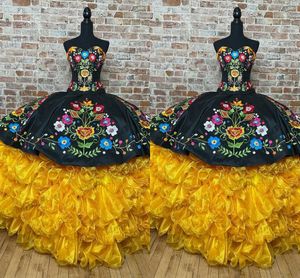 2022 Vintage Schwarz Gelb Quinceanera Kleider Mexikanischer Stil Blumen Gestickte Rüschen Trägerlos Schnürung Süße 15 Mädchen Charro