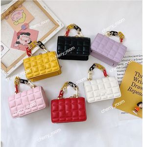 Luxury Girls Handags Kids Designer Letter Ruted Chain Bags Barn Messenger Väskor Kvinnor Mini Purse F012