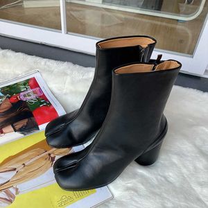 2021 Luksusowa marka Designer Split Toe Botki Botki Nowa Moda Chunky Okrągłe Szpilki Damskie Buty Winter Tabi Buty Krótkie buty Y0910