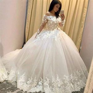 2021 Vintage Ball Gown Wedding Dresses Bride Dress Off Shoulder Long Sleeves Lace Appliques With Flowers Dubai Arabic Gowns Middle East