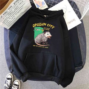 Skräpet är grönt Opossum City Print Toodies Män Crewneck Cartoons Sweatshirts Anime Soft Sweatshirt Graphic Loose Man Pullover H1227