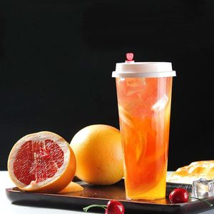 700ml / 24ozジュースコーヒーの乳白製ティーカップの使い捨て可能なプラスチックカップのための使い捨てパッケージのデザート蓋付きカップを飲む