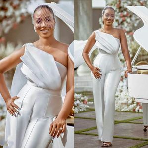 2021 White Plus Size Jumpsuit vestidos de noiva com envoltórios um ombro plissado aberto de volta cetim casamento convidado vestido de dama de honra fomral