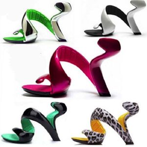 Женщины открывают носок вырезать странные сандалии гладиатора высокого каблука мода сексуальная змея форма бездонная обувь WYP 160405