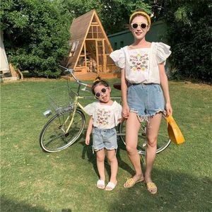 Verão Família Blusa Quadrado Collar Bordado Casual Algodão Mamãe e filha Roupas 210724