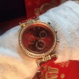 Moda Bayan Saatler Elmas Saatı Kırmızı Deri Kayış 33mm Dial Kuvars İzle Lady Kız için Kadın Noel Annesinin Hediyeleri Sevgililer Günü Mevcut Montre