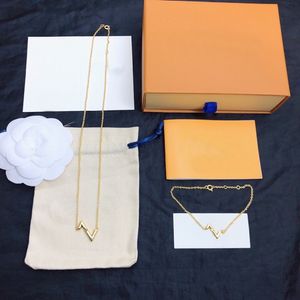 Europe America Fashion Jewelry Sets Lady Women Engraved V Initials Volt Pendant Necklace Bracelet Sets Q93809 Q95977