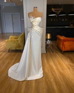 2021 Lyx Arabisk En Shoulder Formal Aftonklänningar Fjäder Beaded Elegant Lång Prom Party Dress Ruched Mermaid Celebrity Party Wear
