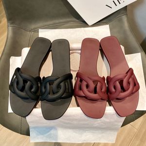 Luxury PVC Högkvalitativa tofflor Slides Kvinnor Sommar Utomhus 2022 Platt Bottom Designer Skor Ins Fashion All-Match Sandaler med Box Futgjdwwrf