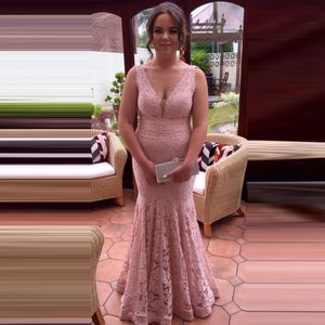 Różowy Plus Size Prom Dresses Długie Koronkowe Aplikacje Wieczorem Głębokie V-Neck Open Back Mermaid Formalne Gowns