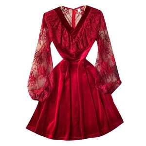 Casual sukienki [EWQ] Temperament V-Neck Koronki Splidce Collect Waist Sukienka Kobiety 2021 Velvet A-Line Mini Fold Jesień 16R958