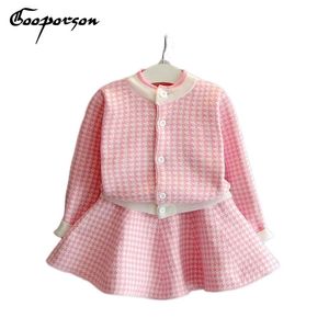 クリスマスの女の子の服セットチェック柄ニットセーターJakcet withスカートの女の子の服を着たファッション秋セット冬の衣装210715