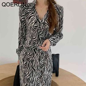 Qoerin Lapel Button Up Leopard Drukuj Side Slit Dress Moda Moda Chic Długie Rękaw Sukienki Maxi Plus Size Women Outfit 210601