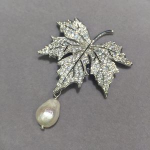 Barokowa Naturalna Świeża Woda Pearl Miedź z Cubic Cyrkon Liść Klonowy Broszka Pins Biuro Kariera Moda Kobiety Klejnot