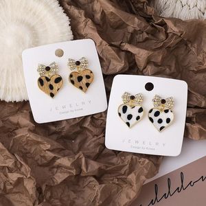 Stud 2021 Sydkorea Fashion Autumn and Winter Pearl Rhinestone Bow Plush Leopard Love Earrings Women grossist