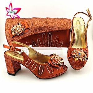 Sapatos sociais confortáveis de salto alto para mulheres nigerianas e conjunto de bolsas em cor laranja design de moda sandálias femininas africanas para festa