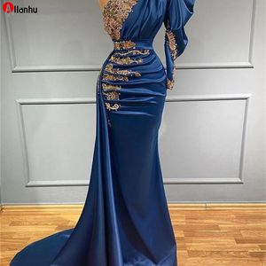 Marineblaue Satin-Meerjungfrau-formale Abendkleider mit goldener Spitze, elegantes One-Shoulder-Perlen-Partykleid, Anlasskleider 5s4