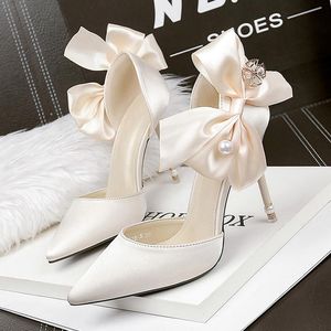 Dress Shoes Women Pumps Sexy High Heels Red Stiletto Wedding Bride Designer Ladies Pearl Sandals Pointed Toe Butterfly Luxury