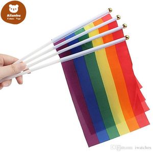 Regenbogenfahnen Gay Pride Stick Flag Kreative Mini-Kunststoff-Stick-Handauto-Flagge Tragbarer schwenkbarer Haltegriff 21 * 14 cm Verwendung von Home Festival Party Wir