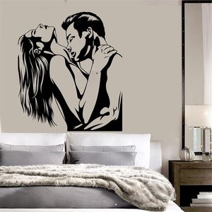 愛情のあるカップル愛のロマンスアートルームの壁のステッカー自家製の家の装飾男性女性の抱擁シルエットデカールD672 210308