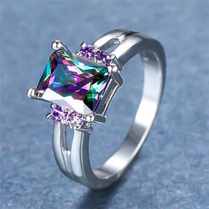 女性のためのヴィンテージスクエアジルコンの婚約指輪のための高級女性虹クリスタルの石のリングの古典的な銀色の結婚指輪