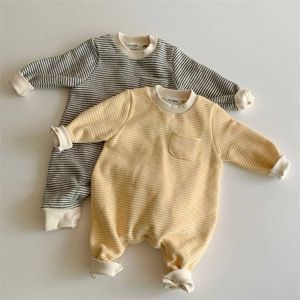 Höst och vinter Baby Jumpsuit Stripe Plush Fashion Simplicity Leisure Tjockning Boys Tjejer Kläder 211101