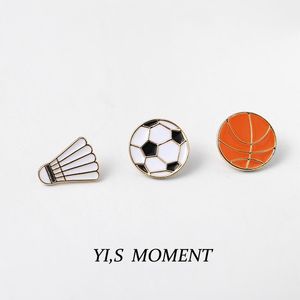 ピン、ブローチフットボールバスケットボールバドミントンシリーズ小さなブローチかわいい日本の金属バッジピンバッグ装飾