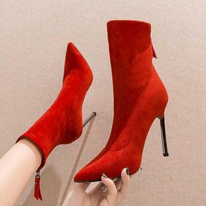 Europea högklackade stövlar Kvinna elastiska strumpor Stövlar Kvinnors Mid Calf Boots Pekade Toes Sexiga Booties Chunky Heel Shoes Red Y0914