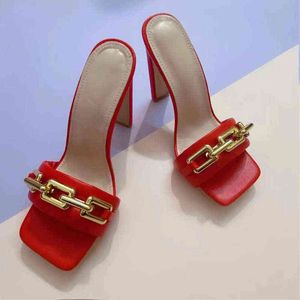スリッパの新しい夏のエレガントなレディースファッションメタルチェーン装飾ハイヒールの赤いサンダルポンプ正方形のつま先女性の靴220304