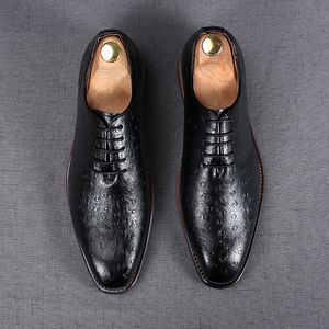 高級スタイルの男性のビジネスプロムの靴模造ダチョウのパターン結婚式の尖ったつま先男性フラットローファーの履物