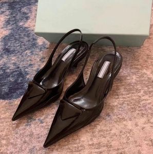 2021 Designer Kvinnor Sandal Highs Heels Pekade högklackat brev Triangel Tofflor Sexiga Fashion Dress Shoes Flat Ankelband Sandaler med Box VBthsDNHSNJ
