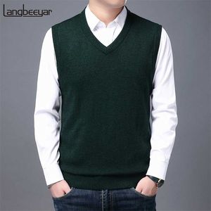 Högkvalitativ Autum Vinter Mode Märke Knit Ärmlös Vest Pullover Mens Casual Tröjor Designer Woolen Mans Kläder 211221