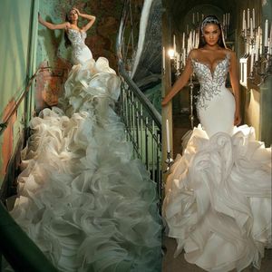 2022 Abiti da sposa a sirena di lusso arabo Sweetheart Perline di cristallo argento Ruffles Tiered Chapel Train Plus Size Abiti da sposa Robe De Mariee