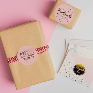 500pcs feito à mão com amor Kraft de papel adesivos 25mm rosa redondo rótulos de adesivo de cozimento adesivo de decoração de festa de casamento