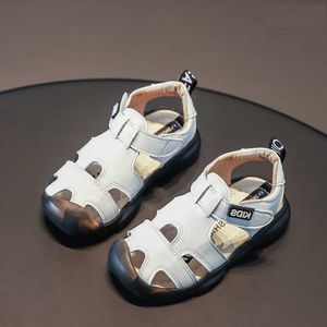 Sommar barn sandaler små och medelstora barn fotskydd ihåliga skor mjuka botten slitstarka sandaler 210713