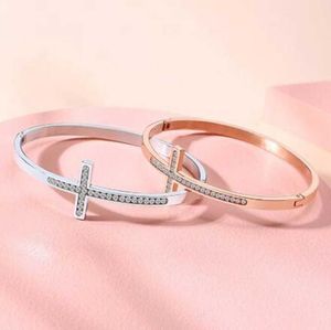 Glänsande kristaller Cross High Quality Metal Manschett Armband Bangle Elegant Kvinnors Party Bröllop Smycken Q0719