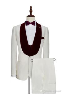 Nieuwe Collectie Groomsmen Sjaal Wijnrood Revers Bruidegom Tuxedos One Button Mannen Past Bruiloft / Prom Beste Man Blazer (jas + Pants + Vest + Strikje)