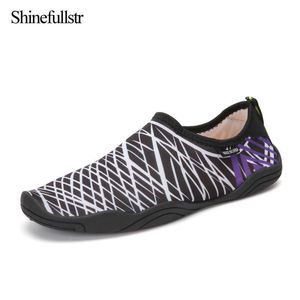 Unisex Sneakers Wading Ayakkabı Erkekler Aqua Plaj Ayakkabı Hızlı Kuru Nehir Deniz Sandalet Kadın Yoga Ayakkabı Dalış Yüzme Çorap Boyutu 35-47 Y0714